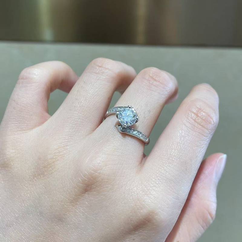 扭臂心形四爪圆钻Women's RingS925银镀白金定制选款主石Moissanite1.0ct/副石高碳钻